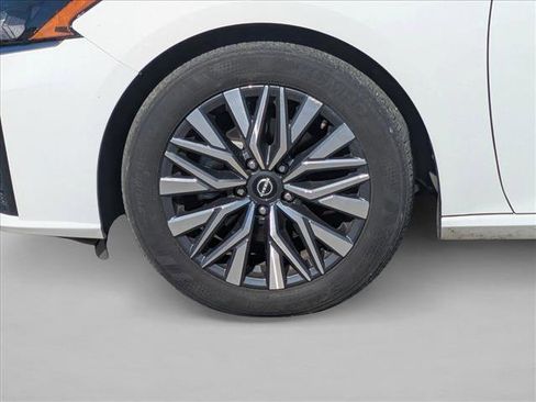 Used 2025 Nissan Altima 2.5 SV image 9