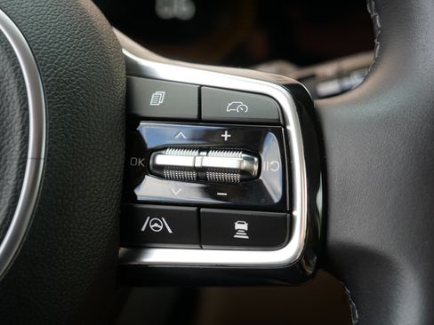 Used 2025 Kia Carnival FWD image 29