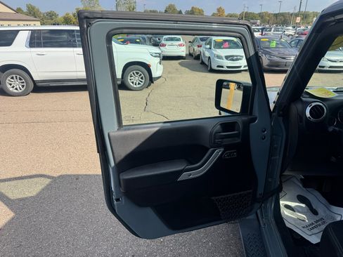 Used 2015 Jeep Wrangler Unlimited Sahara w/ Dual Top Group image 15