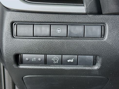 Used 2025 Nissan Rogue SV AWD/4WD image 17