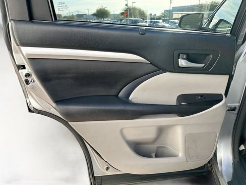 Used 2016 Toyota Highlander XLE image 25