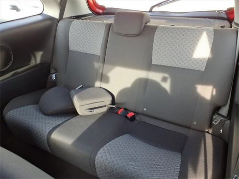 Used 2015 Toyota Yaris L image 4