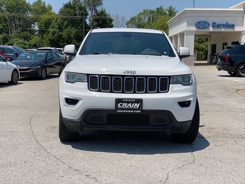 Used 2018 Jeep Grand Cherokee Laredo AWD/4WD image 2