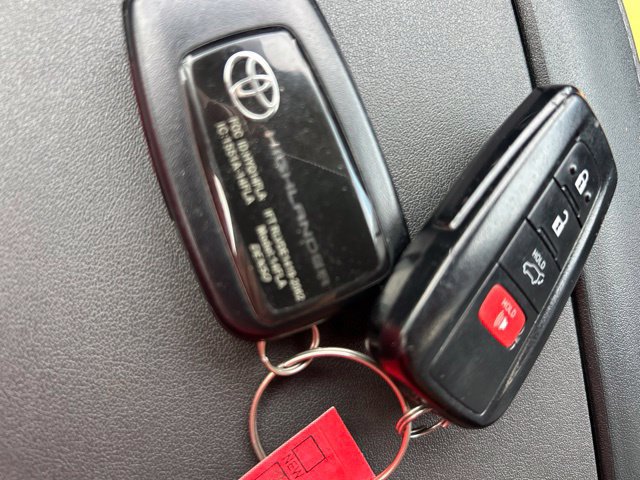 Used 2023 Toyota Highlander XLE AWD/4WD image 28
