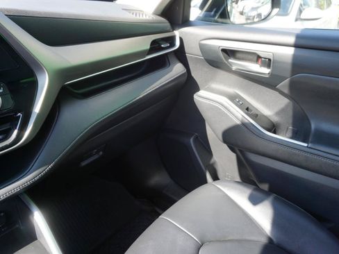 Used 2021 Toyota Highlander XLE AWD/4WD image 31