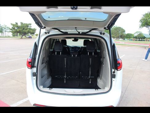 Used 2022 Chrysler Pacifica Touring-L FWD image 8