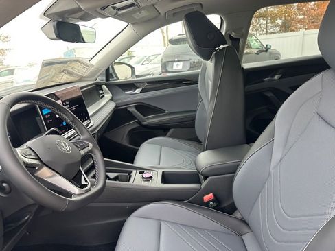 New 2025 Volkswagen Tiguan SE image 10