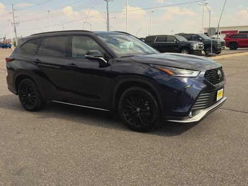 Used 2025 Toyota Highlander XSE AWD/4WD image 2