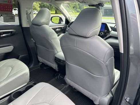 New 2025 Toyota Highlander AWD image 32