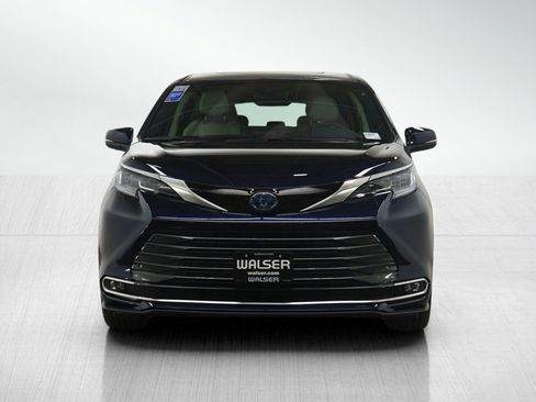 Used 2025 Toyota Sienna Limited image 8