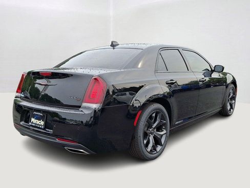 Used 2023 Chrysler 300 S w/ Comfort Group RWD image 6