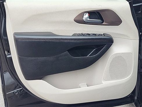 Used 2019 Chrysler Pacifica Touring-L w/ Advanced Safetytec Group image 6