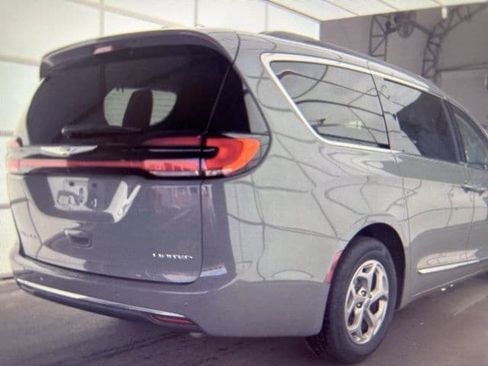 Used 2023 Chrysler Pacifica Limited image 6