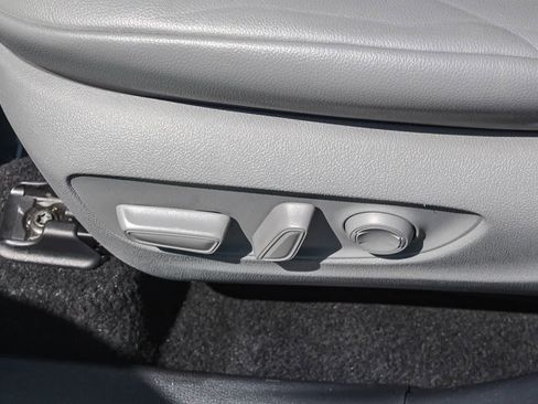 Used 2021 Toyota Highlander XLE AWD/4WD image 29