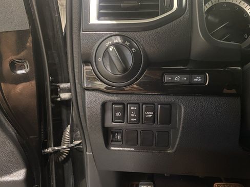 Used 2018 Nissan Titan SL w/ Midnight Edition AWD/4WD image 31