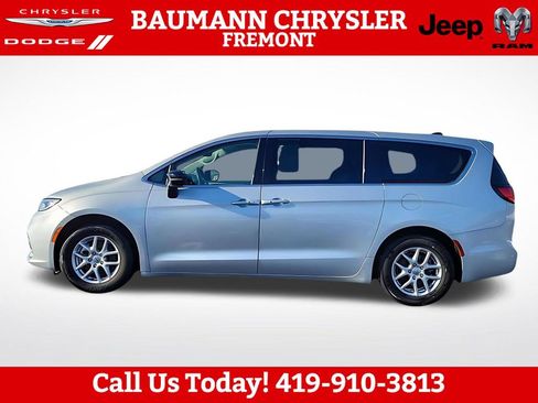 Used 2024 Chrysler Pacifica Touring-L FWD image 12