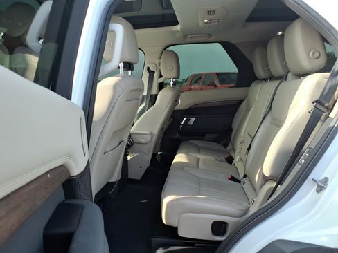 Used 2018 Land Rover Discovery HSE AWD/4WD image 12
