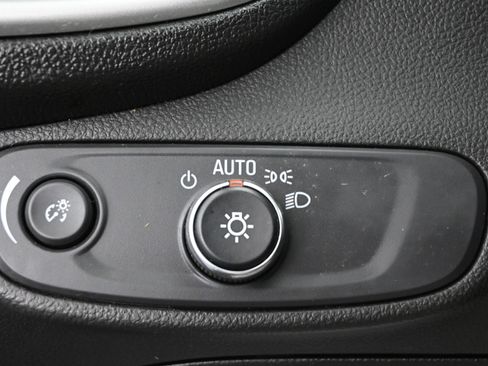 Used 2020 Chevrolet Trax LT w/ LT Convenience Package image 17