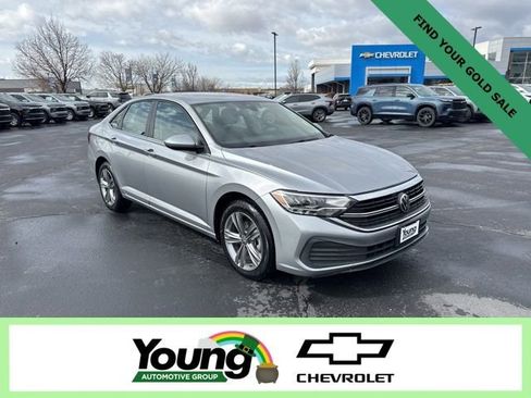 Used 2024 Volkswagen Jetta SE image 1