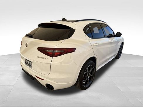 Used 2023 Alfa Romeo Stelvio Veloce AWD/4WD image 5