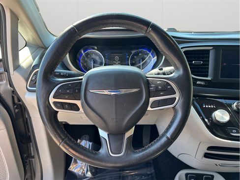 Used 2020 Chrysler Pacifica Touring-L FWD image 23