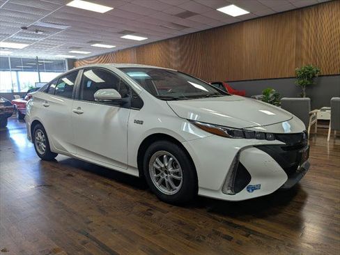 Used 2021 Toyota Prius Prime LE FWD image 4