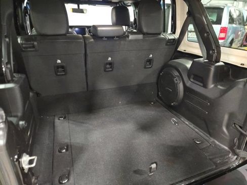 Used 2023 Jeep Wrangler Unlimited Sahara w/ Cold Weather Group AWD/4WD image 12