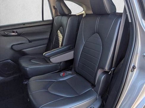 Used 2022 Toyota Highlander XLE AWD/4WD image 18