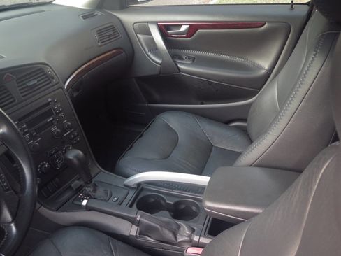 Used 2004 Volvo V70 image 12