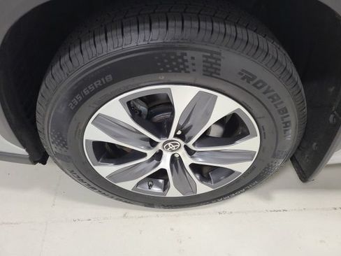 Used 2022 Toyota Highlander XLE AWD/4WD image 43