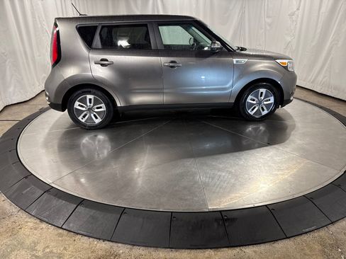 Used 2018 Kia Soul EV + image 9