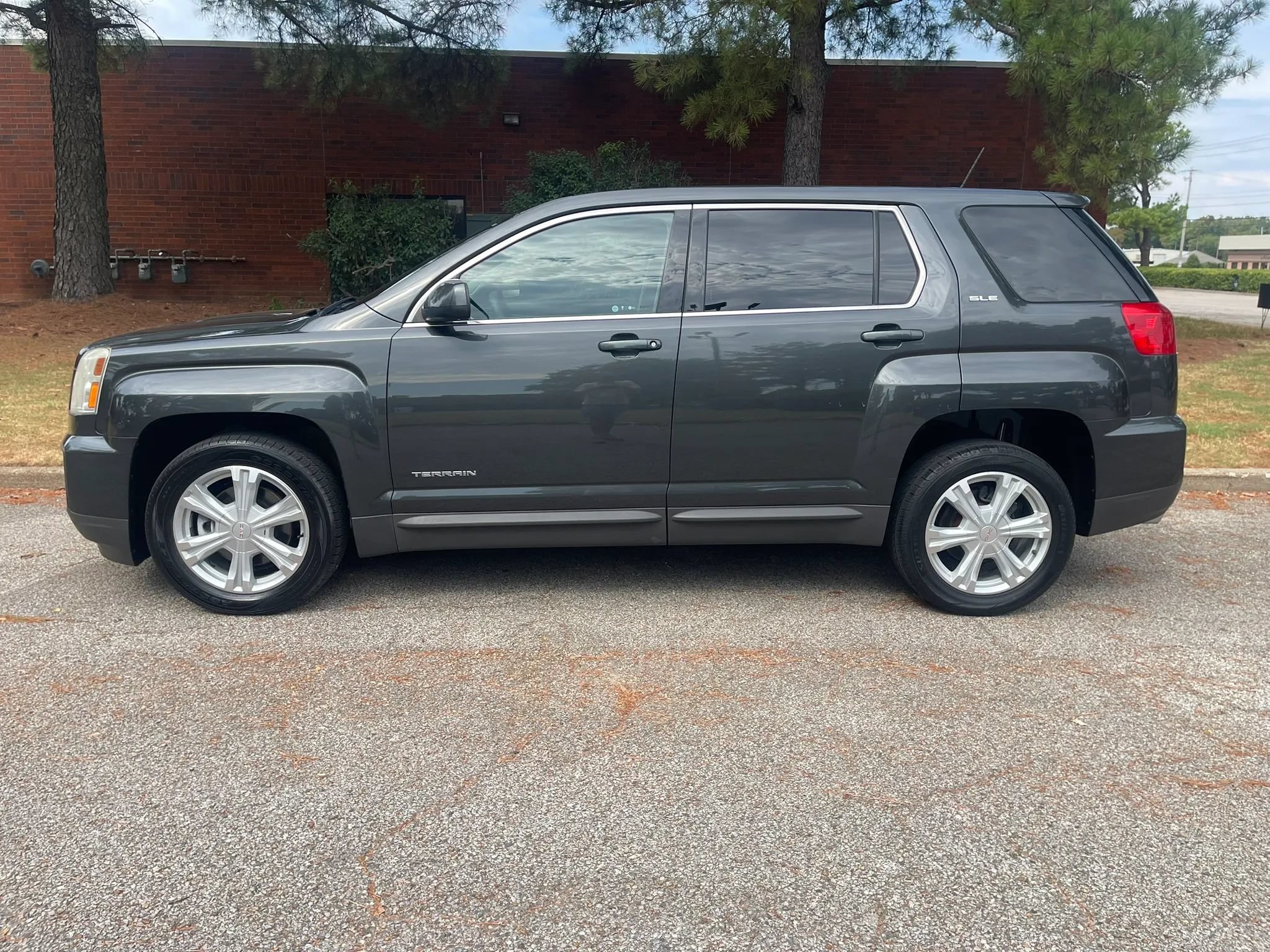 Used 2017 GMC Terrain SLE FWD image 2