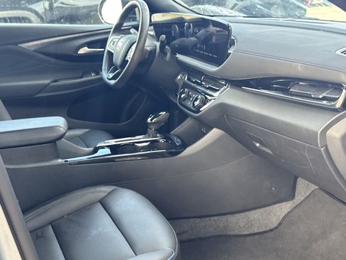 Used 2025 Buick Envista Sport Touring image 11