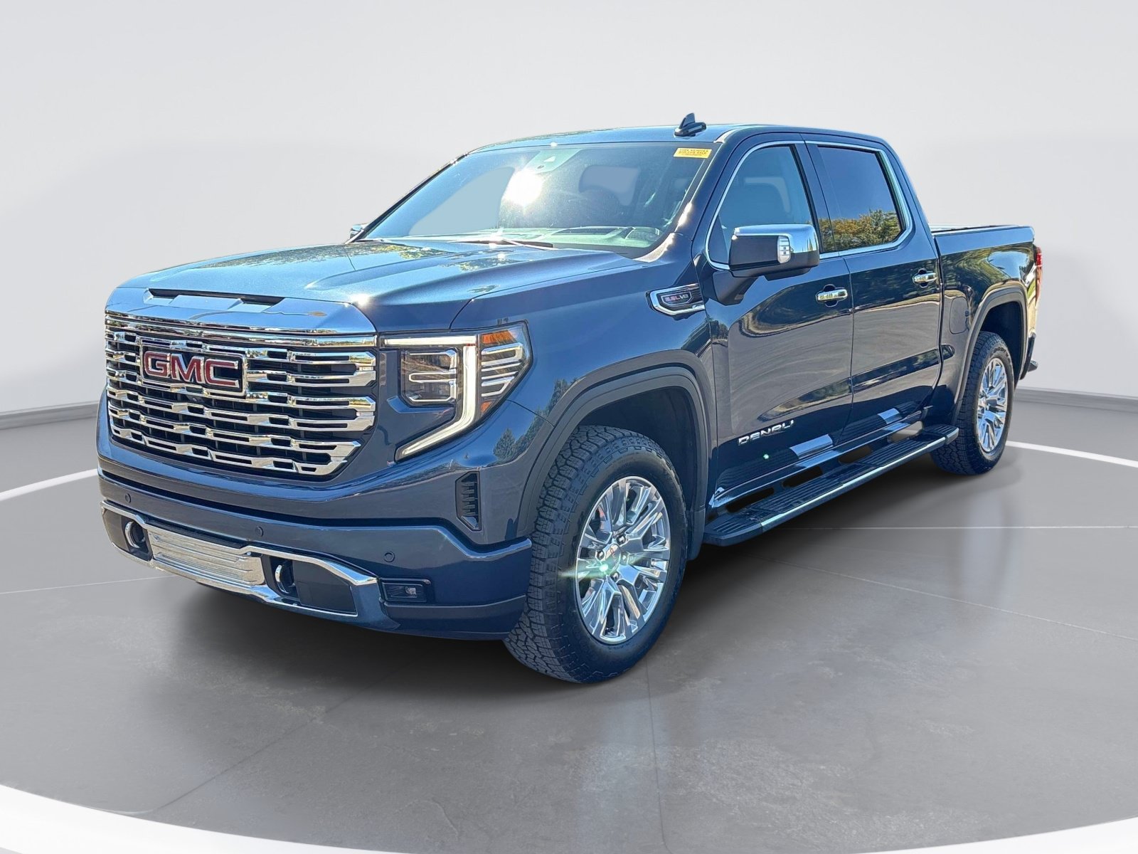Used 2022 GMC Sierra 1500 Denali w/ Technology Package AWD/4WD image 3
