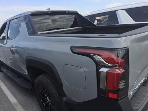 Used 2026 Chevrolet Silverado EV LT AWD/4WD image 4