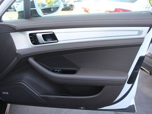 Used 2018 Porsche Panamera 4 image 22