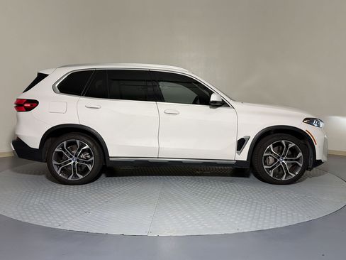 Used 2025 BMW X5 xDrive50e w/ Premium Package AWD/4WD image 2