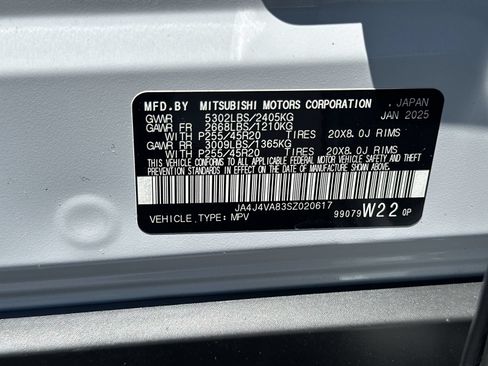 Used 2025 Mitsubishi Outlander AWD image 36