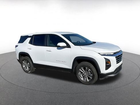 Used 2025 Chevrolet Equinox LT image 2