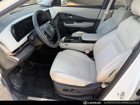 Used 2023 Nissan Ariya AWD image 12