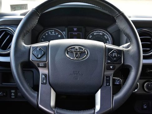 Used 2018 Toyota Tacoma TRD Sport image 15