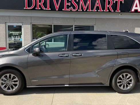 Used 2021 Toyota Sienna XLE AWD/4WD image 9