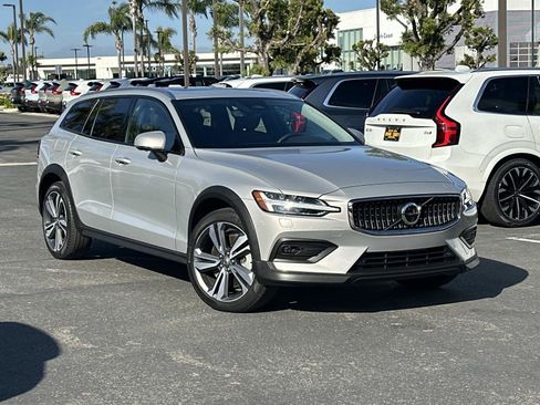 Certified 2025 Volvo V60 B5 Cross Country Plus image 1