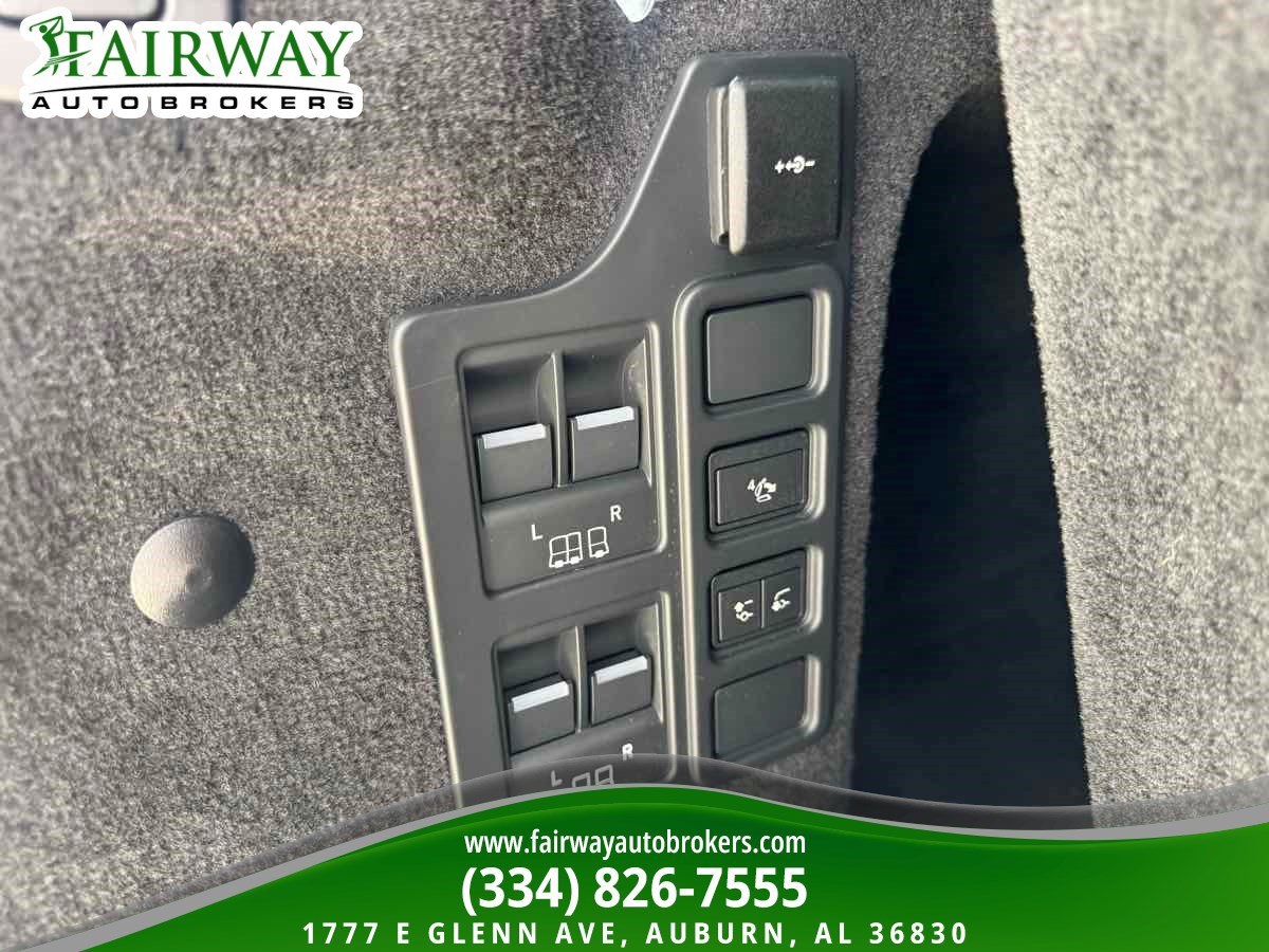 Used 2025 Land Rover Discovery Dynamic SE AWD/4WD image 27