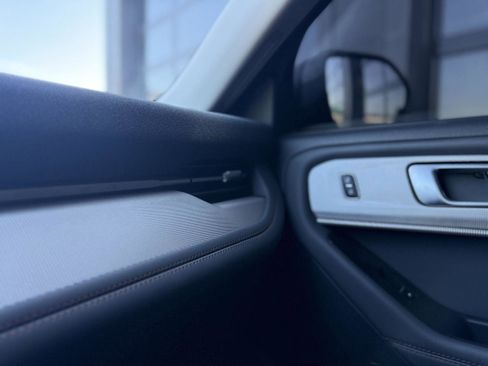 Used 2025 Ford Explorer Active image 10