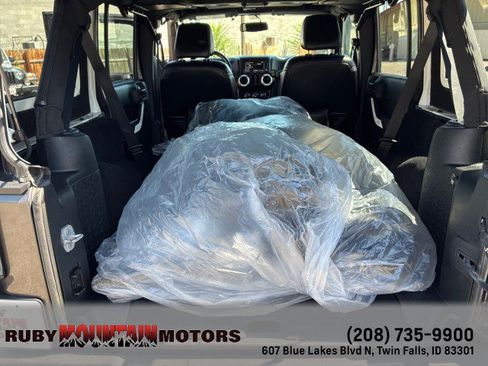 Used 2016 Jeep Wrangler Unlimited Rubicon w/ Dual Top Group AWD/4WD image 32