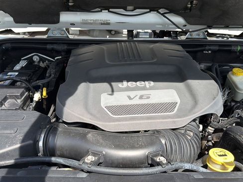 Used 2015 Jeep Wrangler Unlimited Sahara w/ Connectivity Group AWD/4WD image 31