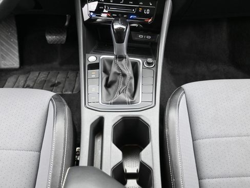 Used 2026 Volkswagen Jetta SE FWD image 18