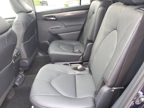 New 2026 Toyota Highlander Platinum AWD/4WD image 13