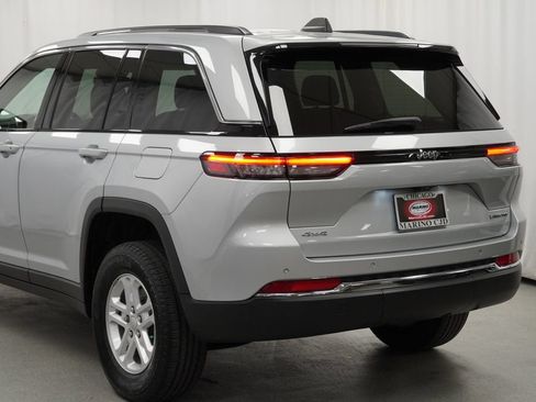 Certified 2022 Jeep Grand Cherokee Laredo w/ Luxury Tech Group I AWD/4WD image 14